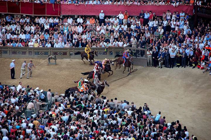大勢の観客に囲まれたコースを走る馬と乗り手