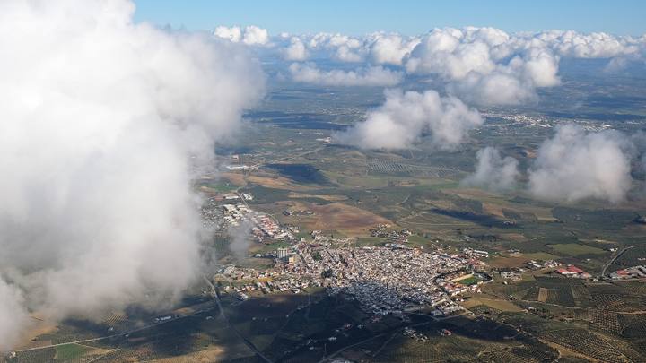 畑に囲まれたラ・ランブラの町を上空から望む