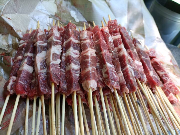 串に刺して焼く前のアロスティチーニ