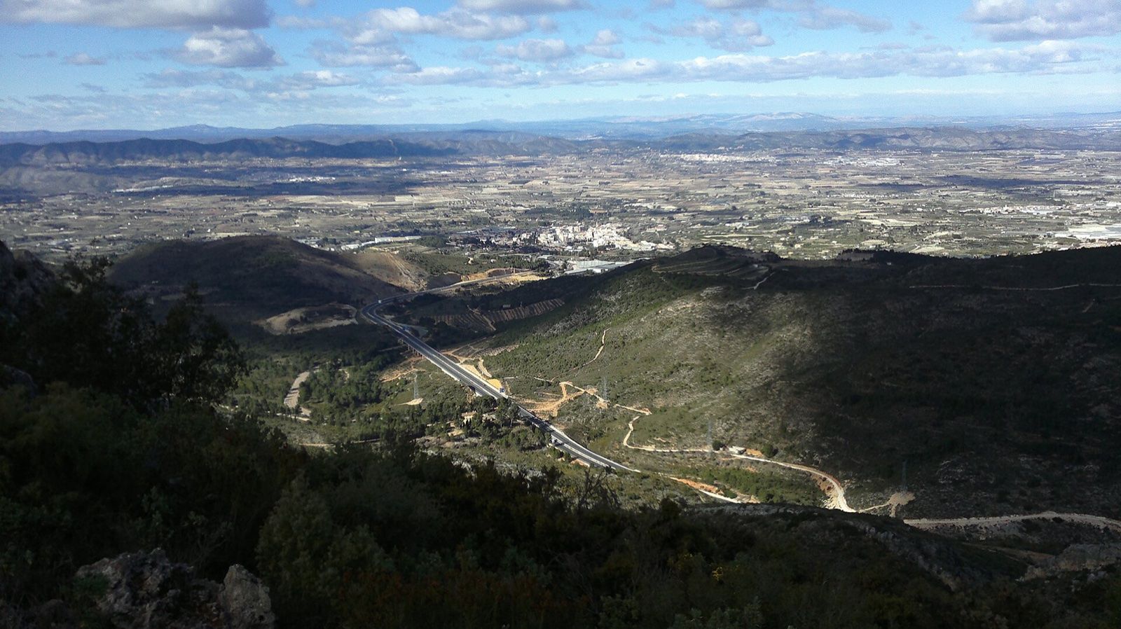 山からアルバイダの町と周囲の谷を見渡す全景
