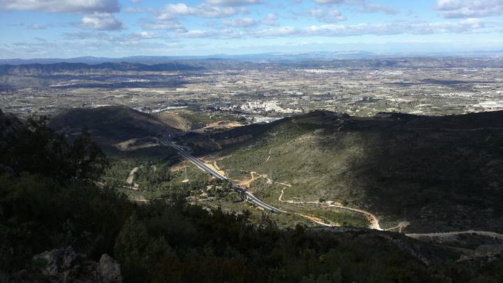 山からアルバイダの町と周囲の谷を見渡す全景