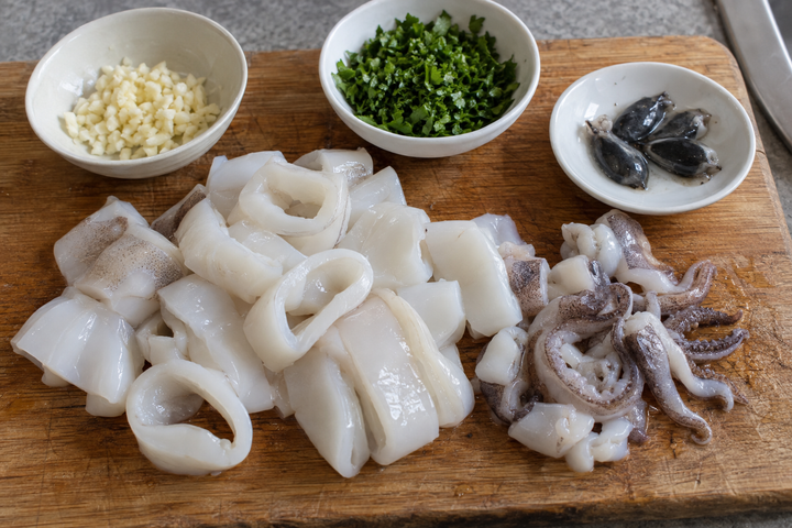 コウイカを捌き薬味を刻む
