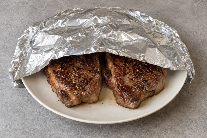 ステーキを休ませ肉汁を落ち着かせる