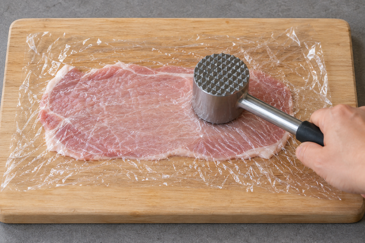 豚ロースを薄く伸ばす