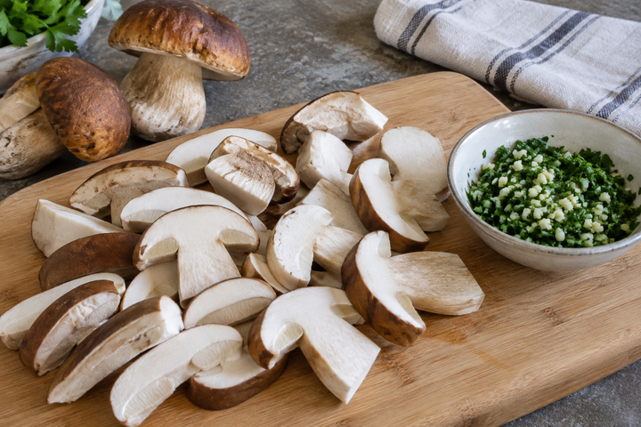Clean and slice the porcini; prepare the persillade