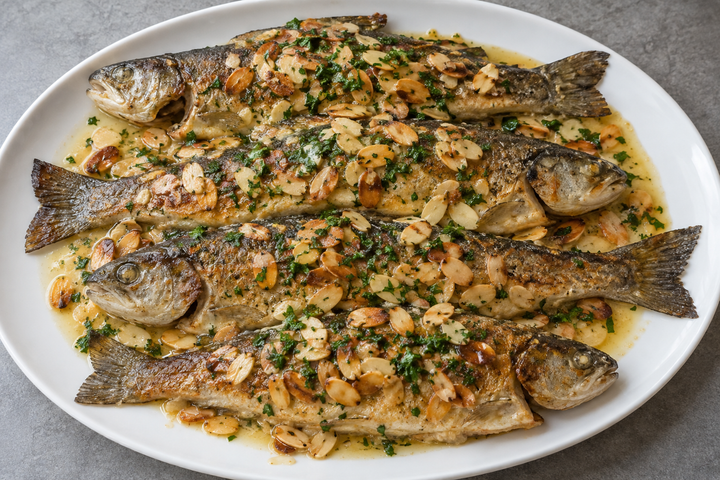 Servire con limone e prezzemolo e versare la salsa calda