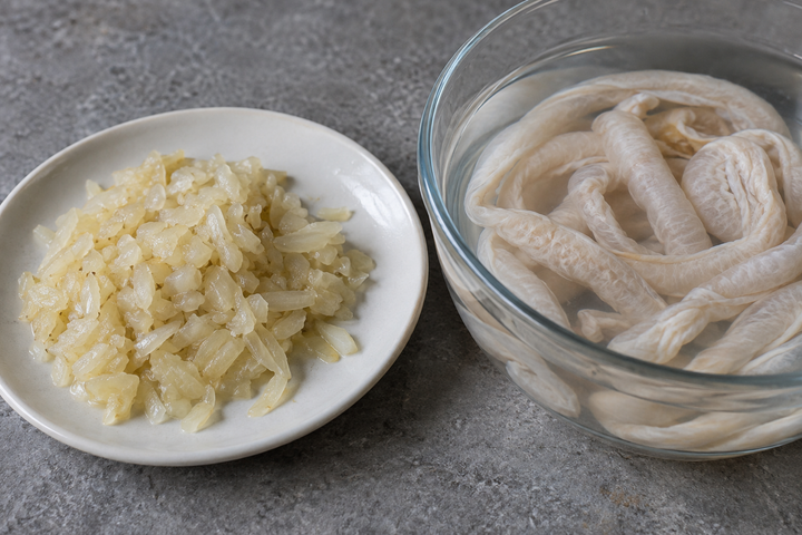 Desalt the casings and cook the onion without coloring