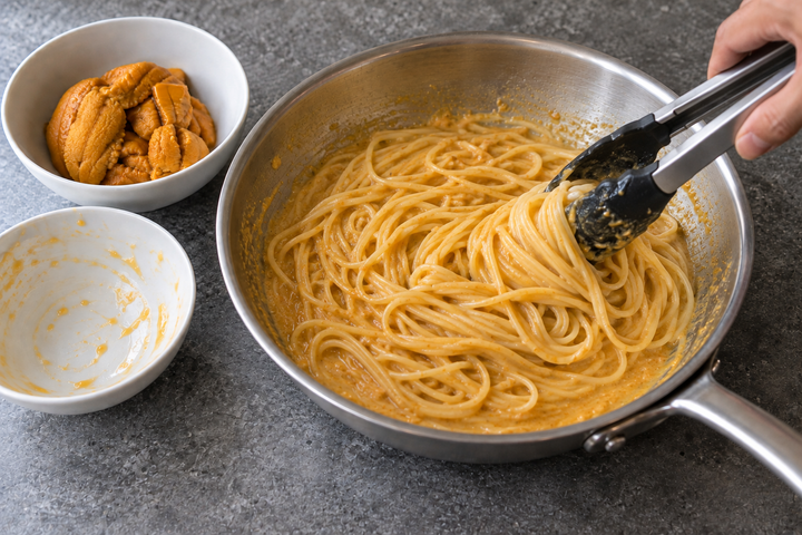パスタとソースを和える