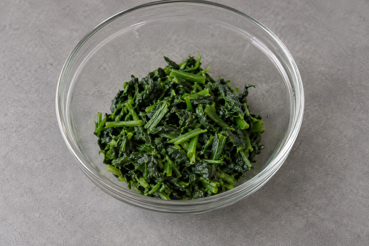 ほうれん草を炒めて刻む