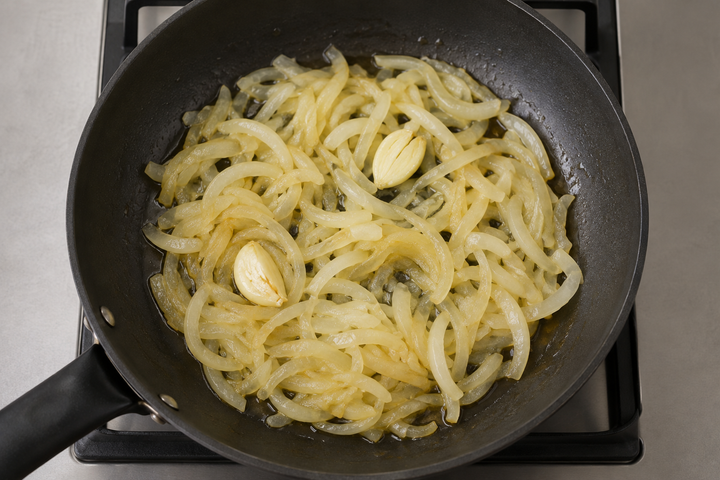 玉ねぎとにんにくを炒める