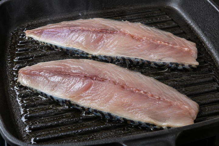サバに塩をして皮目を焼く