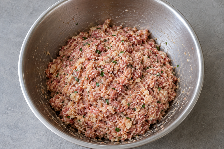 肉だねを混ぜ合わせる