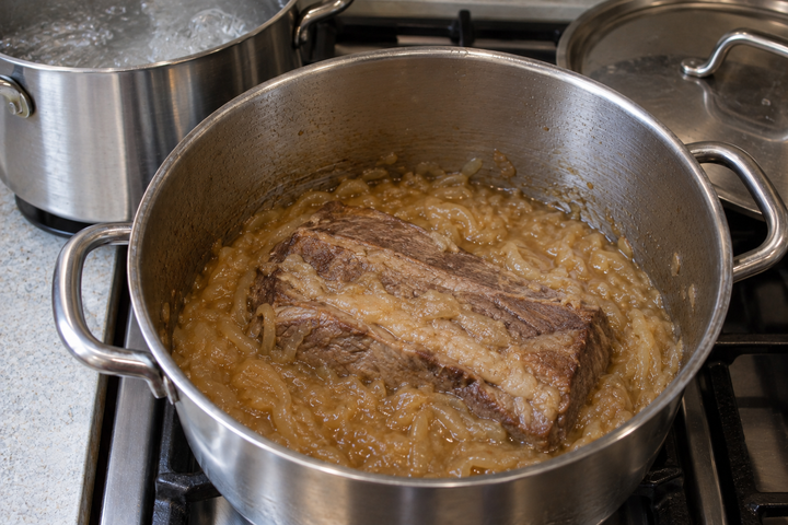 牛バラ肉を煮込む
