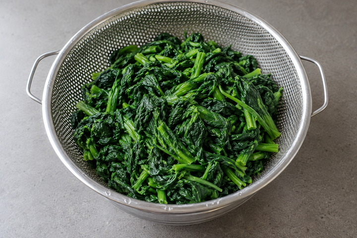 ほうれん草をさっと茹でる