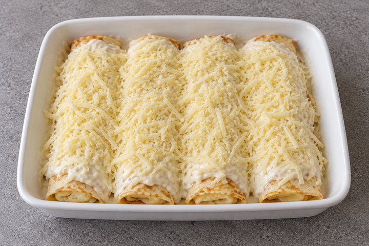 Roll the crêpes around ham and filling