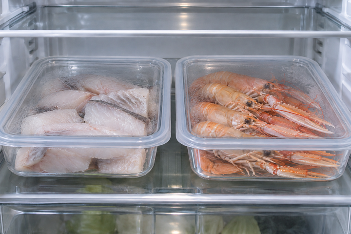 冷凍の魚介を冷蔵庫で解凍する