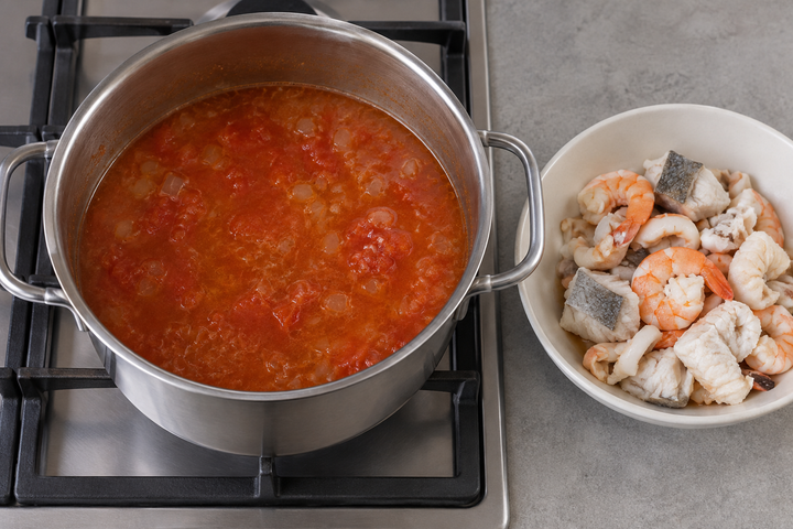 魚介と玉ねぎでスープを煮込む