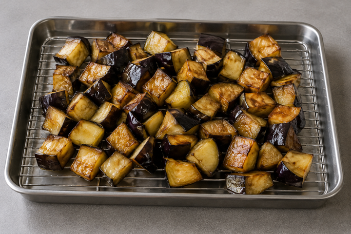 なすを揚げ焼きにする