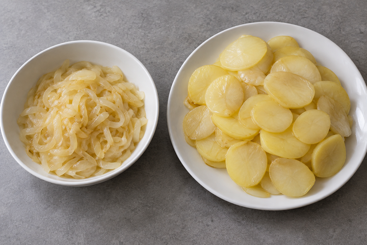 Saltare separatamente cipolle e patate nel burro