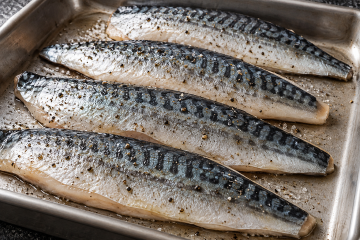 サバの水分を抜いて下味をつける
