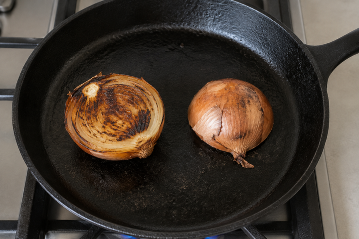 ブロード用の玉ねぎに焼き色をつける