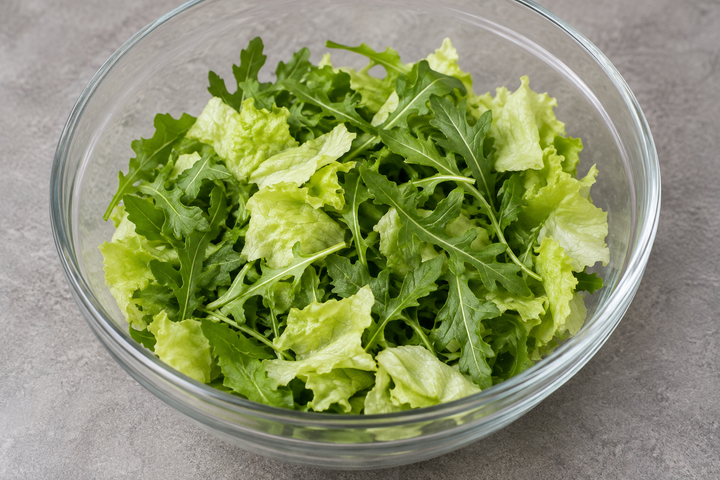 葉野菜を洗って水気を切る