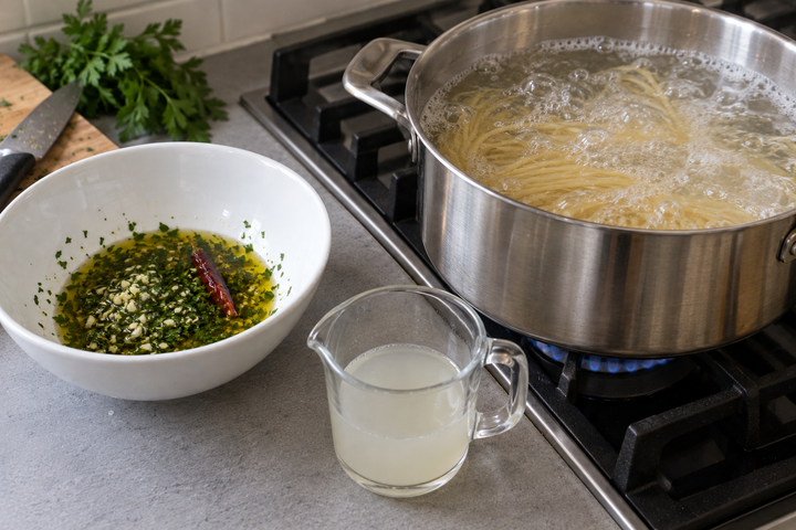 スパゲッティを茹でる