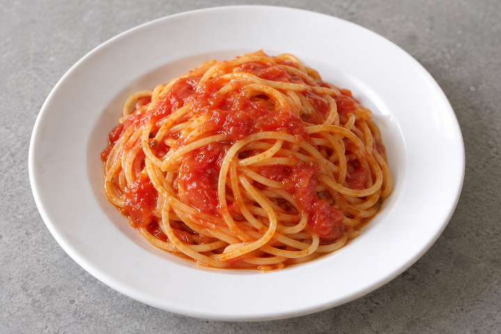 パスタを茹でソースと絡める
