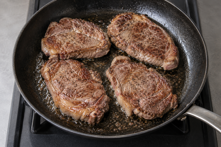 肉を焼く