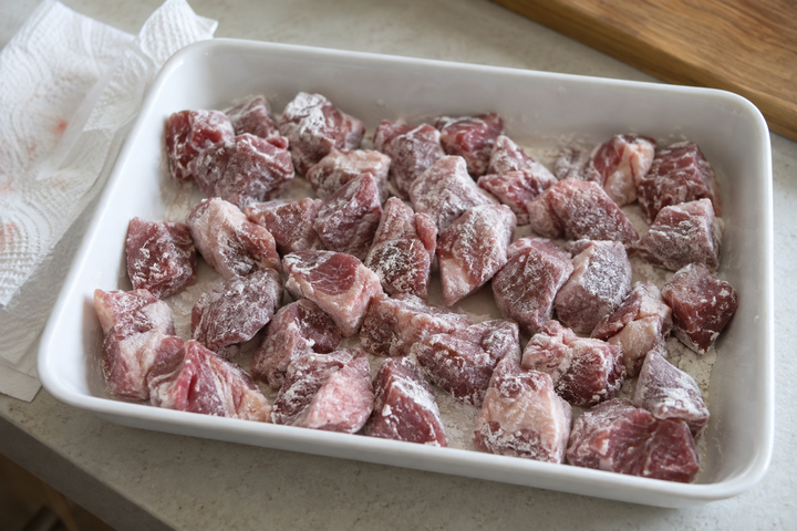 仔羊肉に粉をまぶす