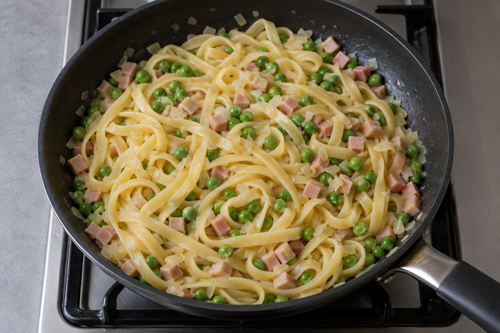 火を止めてパスタを移す