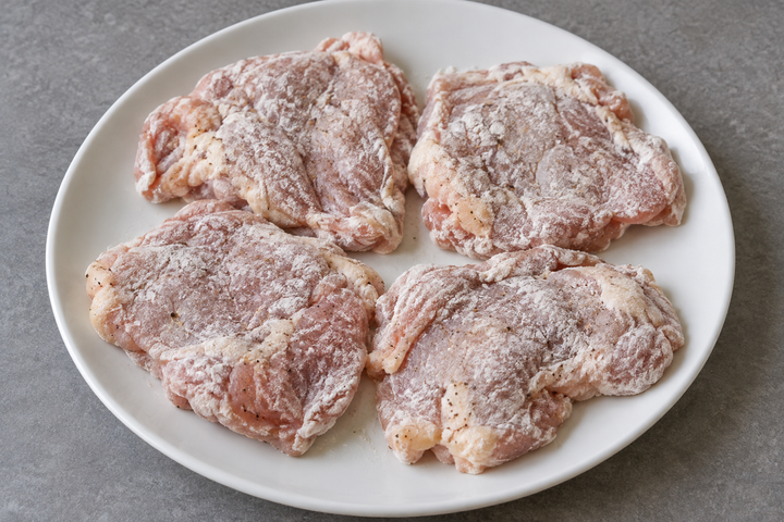 鶏肉に粉をまぶす