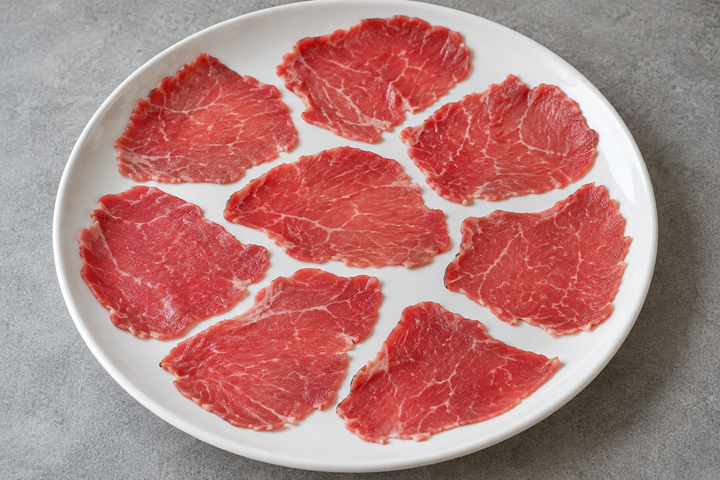 牛肉を皿に並べる