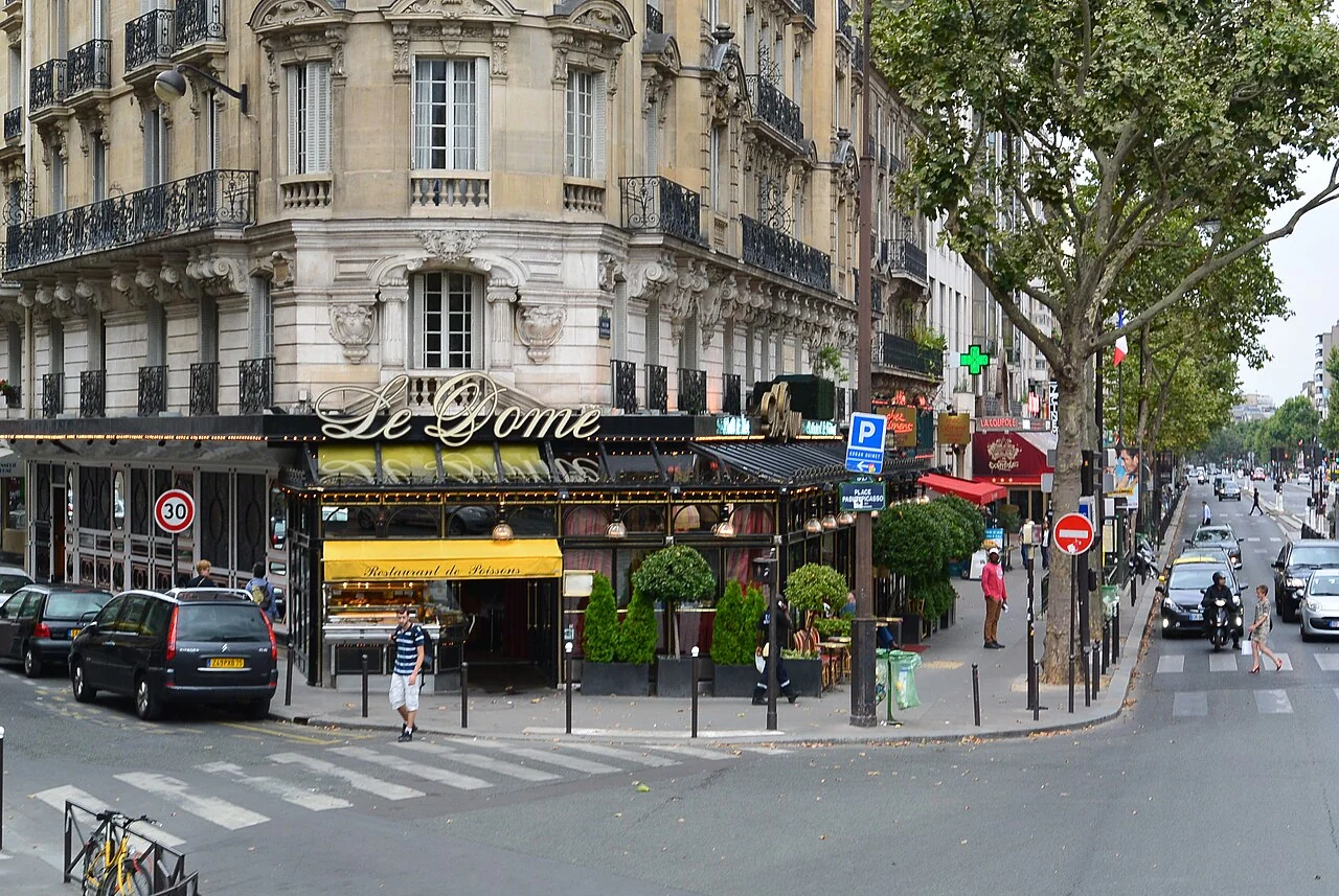 Facciata del ristorante Le Dôme e tavoli sul marciapiede