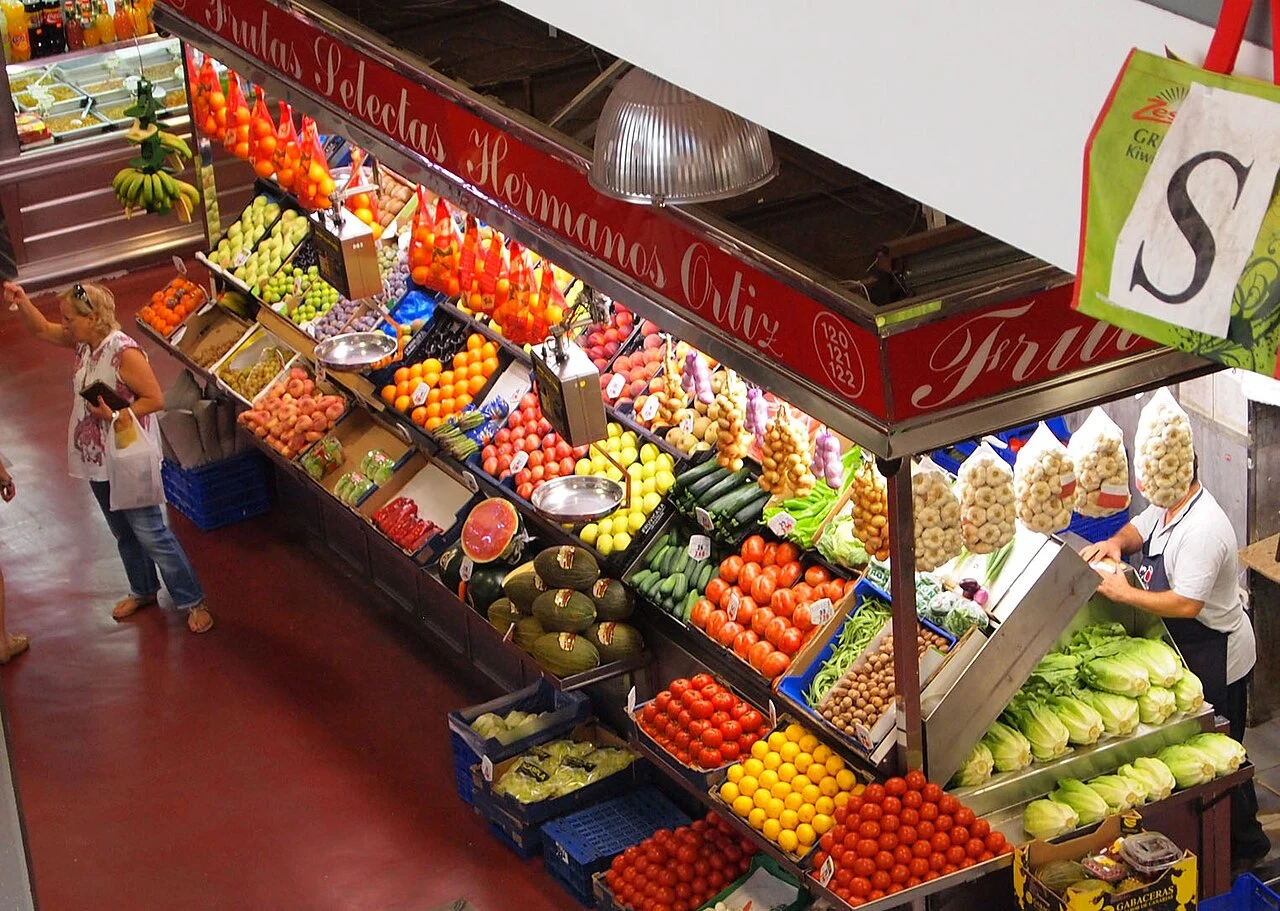 マドリードのセバダ市場に並ぶ野菜と果物