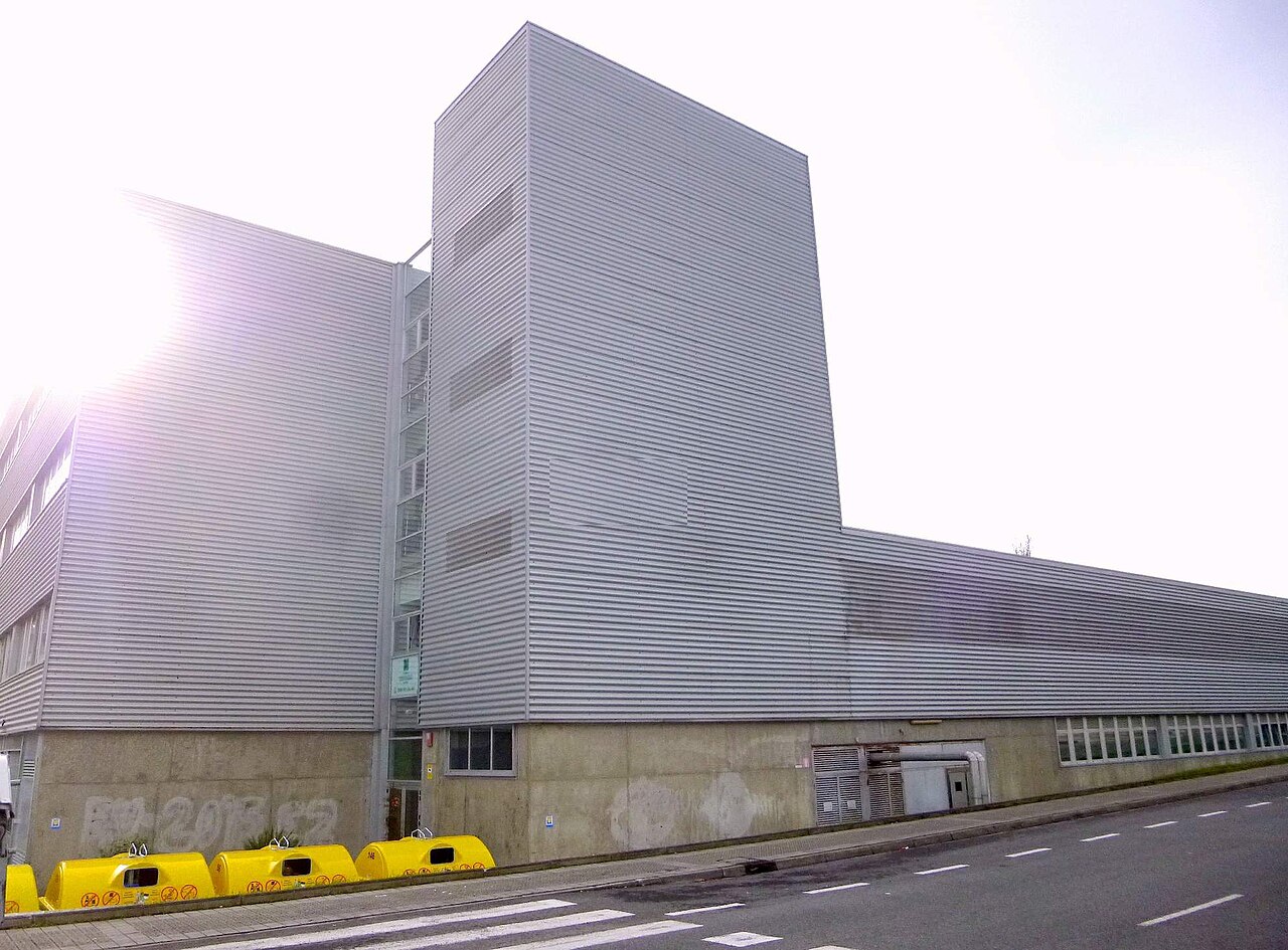 道路沿いに建つレイオア料理学校の校舎