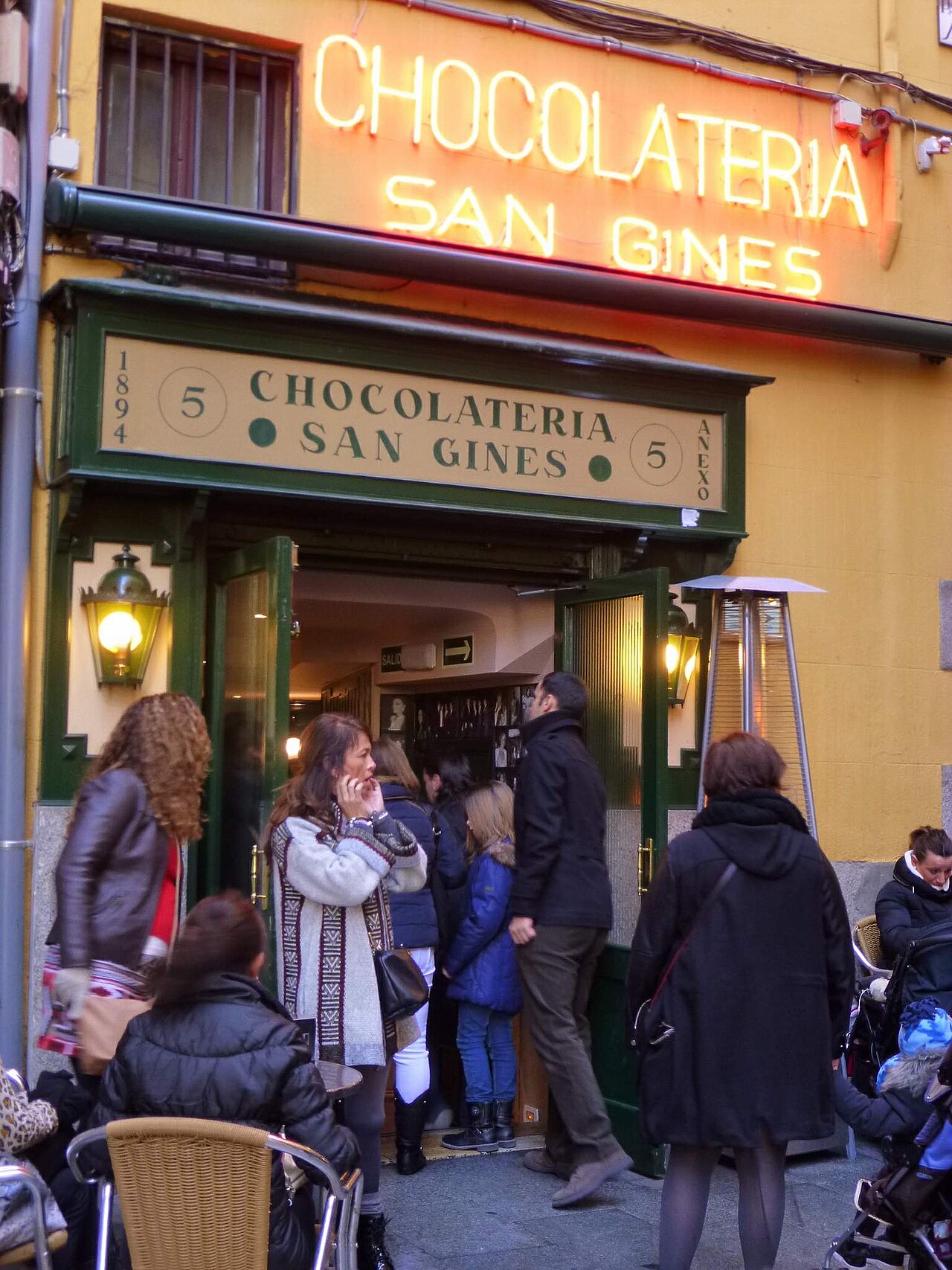 看板と客の姿が見えるマドリードのサン・ヒネスの店頭