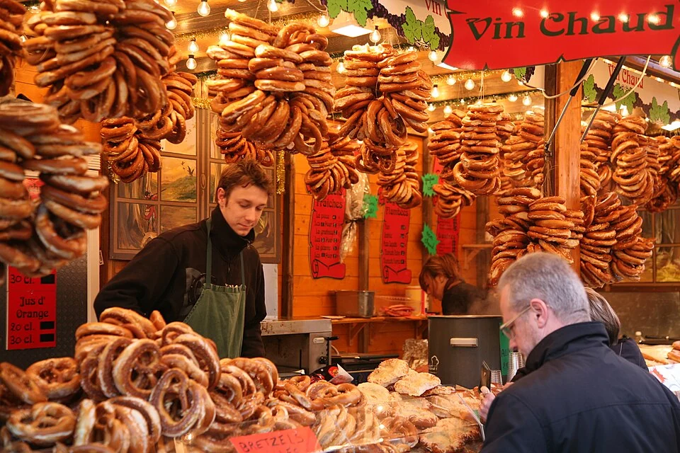 Bancarella del mercatino di Natale in place Broglie a Strasburgo